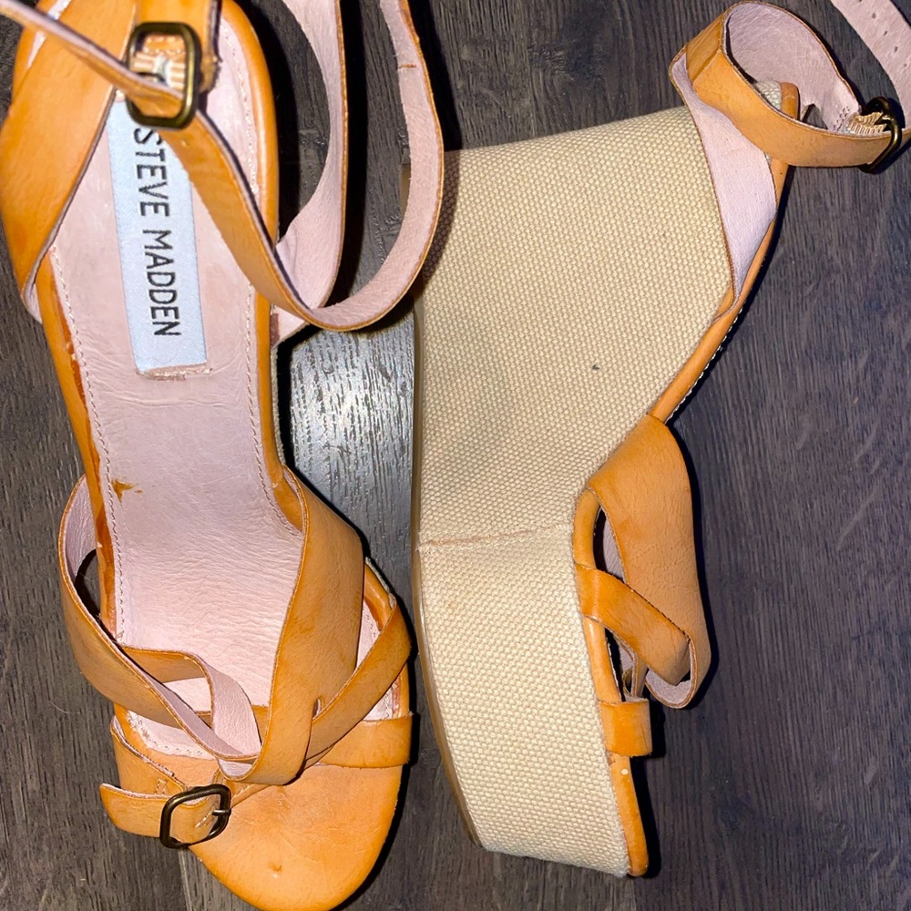 These are used Steve Madden wedges, size 8.5 in Women’s, and they are tan. - Picture 3 of 4